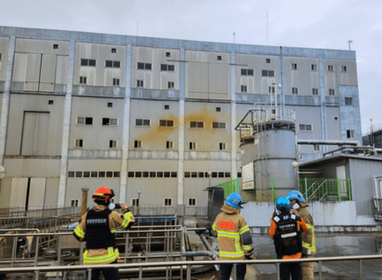 대구 황산 누출 조치를 취하고 있는 소방대원