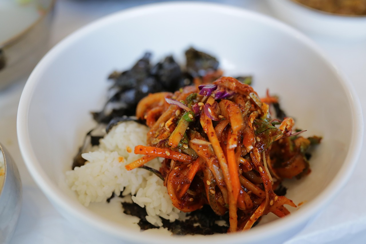 반찬은 얹은 쌀밥 사진