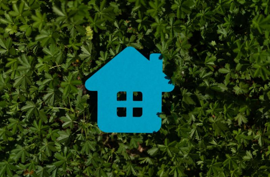 풀 사이로 집 모형이 놓여있다.