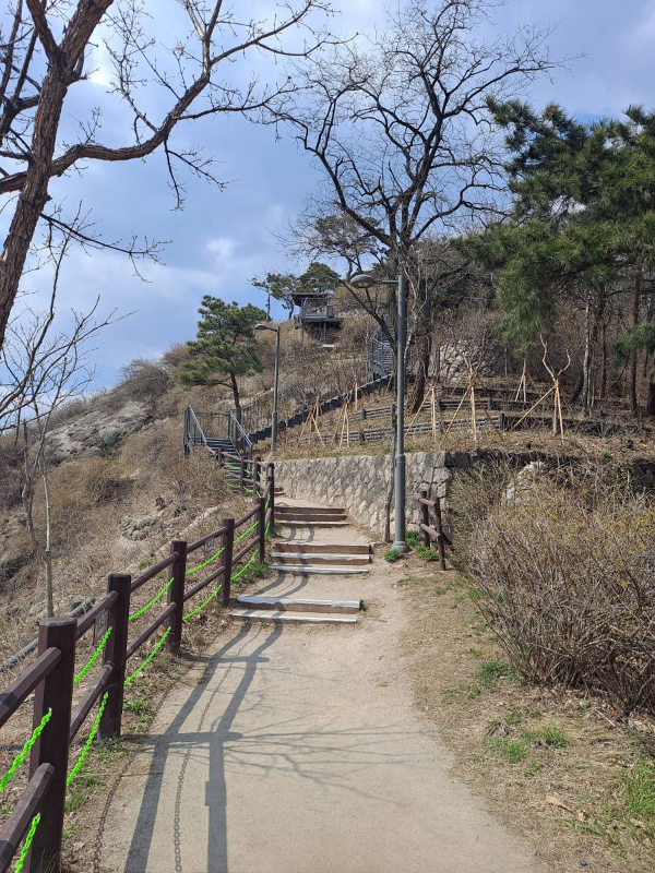 등반로 옆 낭떠러지