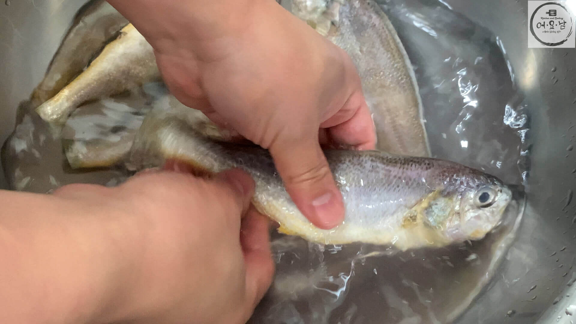 조기매운탕_참조기손질_소금물에세척
