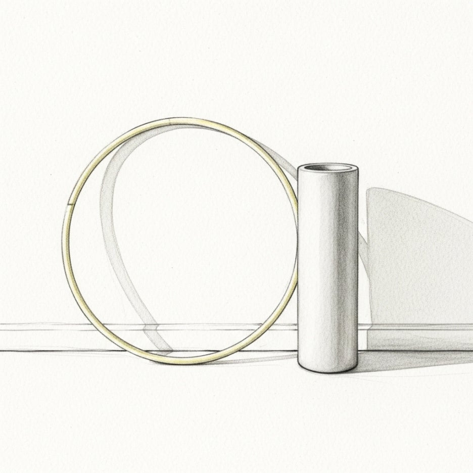 거실 한쪽에 놓인 깔끔한 디자인의 운동 소도구들