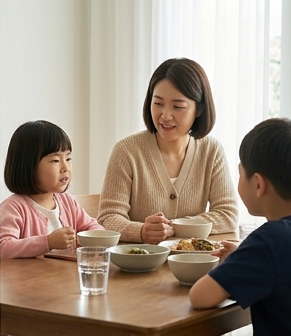 엄마와 아이가 저녁 식탁에서 마주 앉아 대화하는 모습