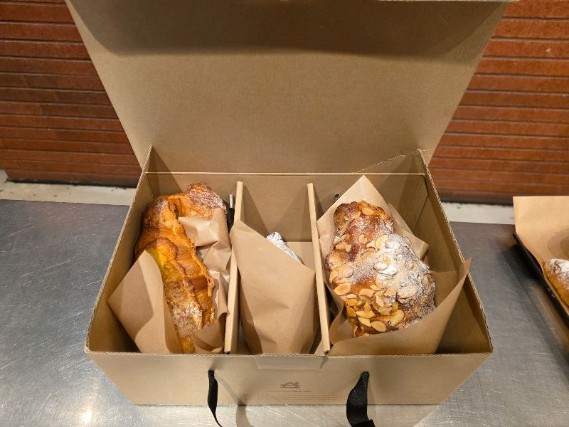 박스 안에 담겨진 크로아상. 싶빵공장이다.