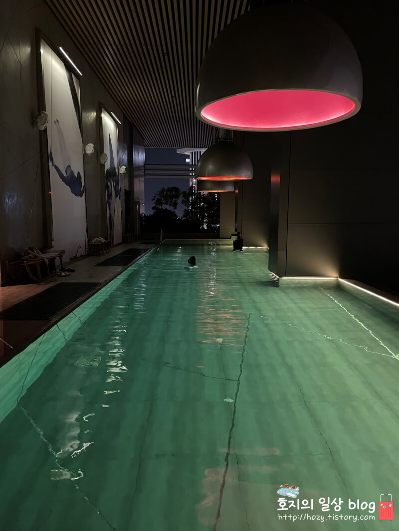 JW메리어트 싱가포르 18층 수영장