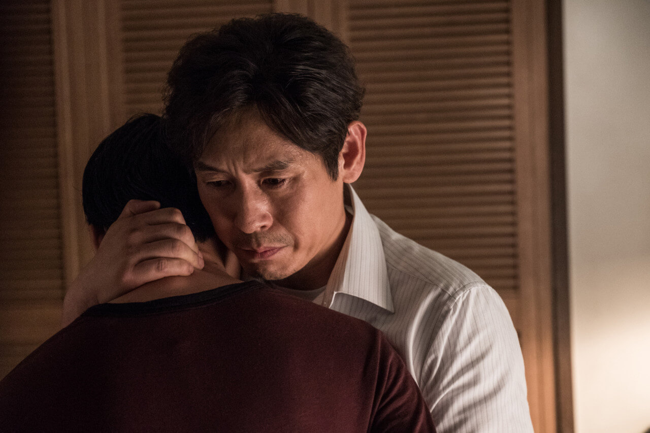 아들을 안아주는 아버지