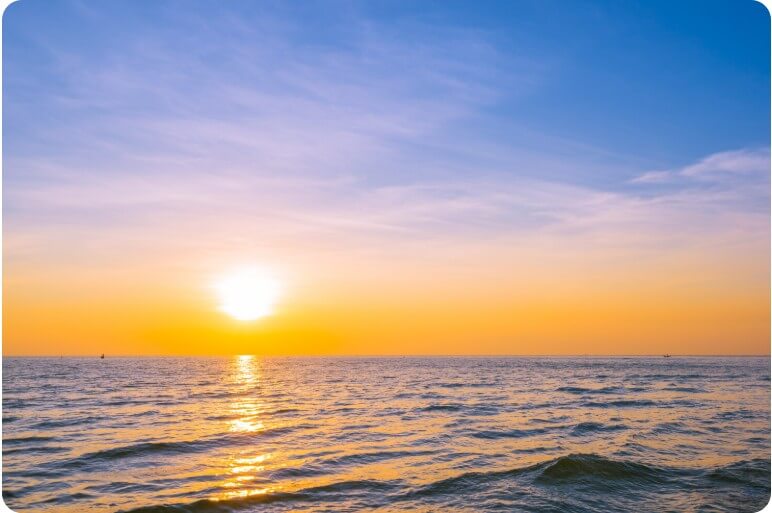 바다 위 해가 이글거리면서 떠오르는 모습