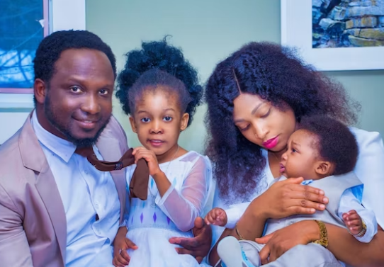 직계비속인-부모와-아이들이-사진을-찍고-있다