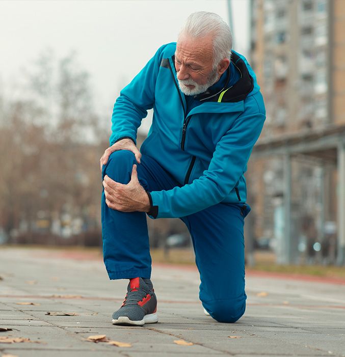 무릎 통증으로 꿇어앉은 중년 남성