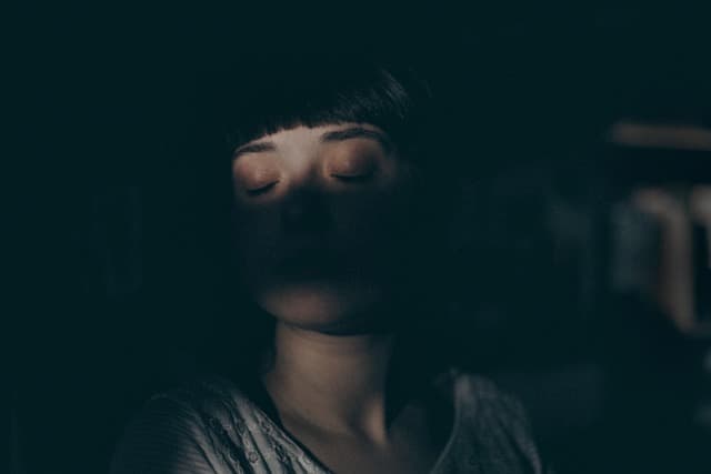 밤에 자주 깨는 원인 ❘ 수면을 방해하는 요소들