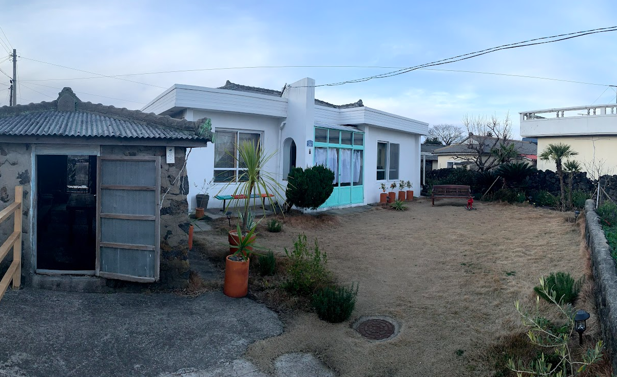 제주도에서 예약한 게스트 하우스와 마당