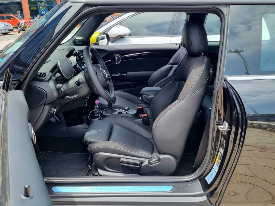 미니 일렉트릭의 운전석은 이렇습니다. 1열 도어는 창틀이 없는 프레임리스 타입입니다.