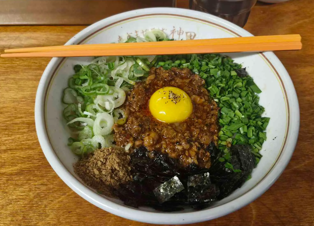 마제소바.대만식 비빔면인데 아부라소바와 달리 채소+고기 고명맛이 메인이다.