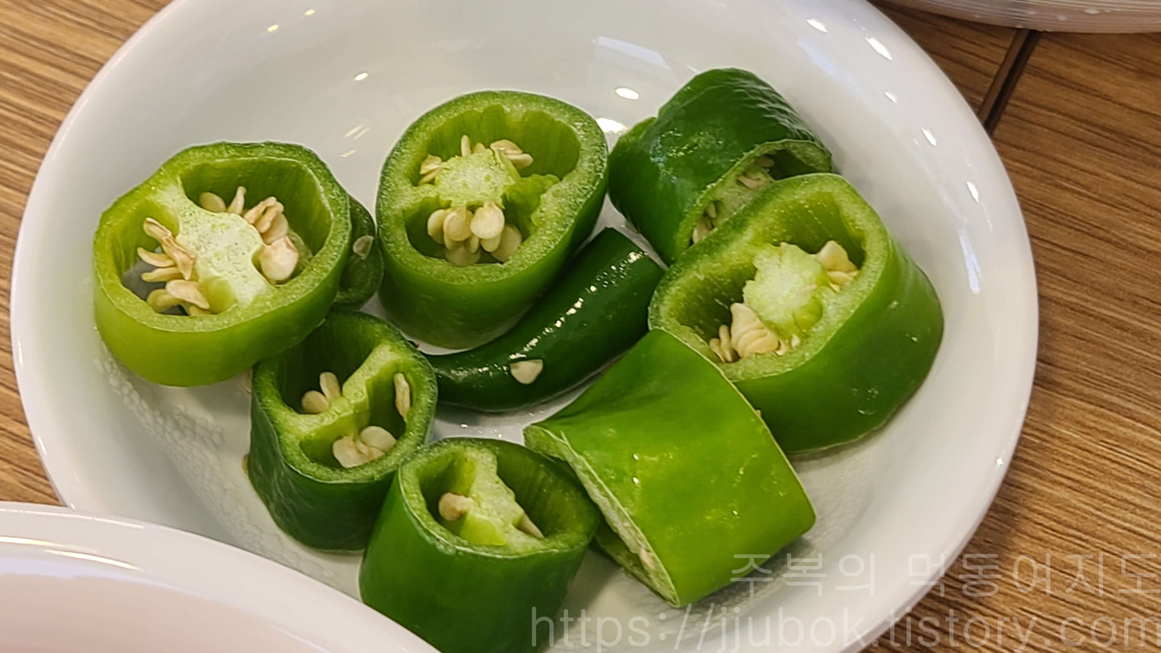 우리동네-가족국수-밑반찬-고추