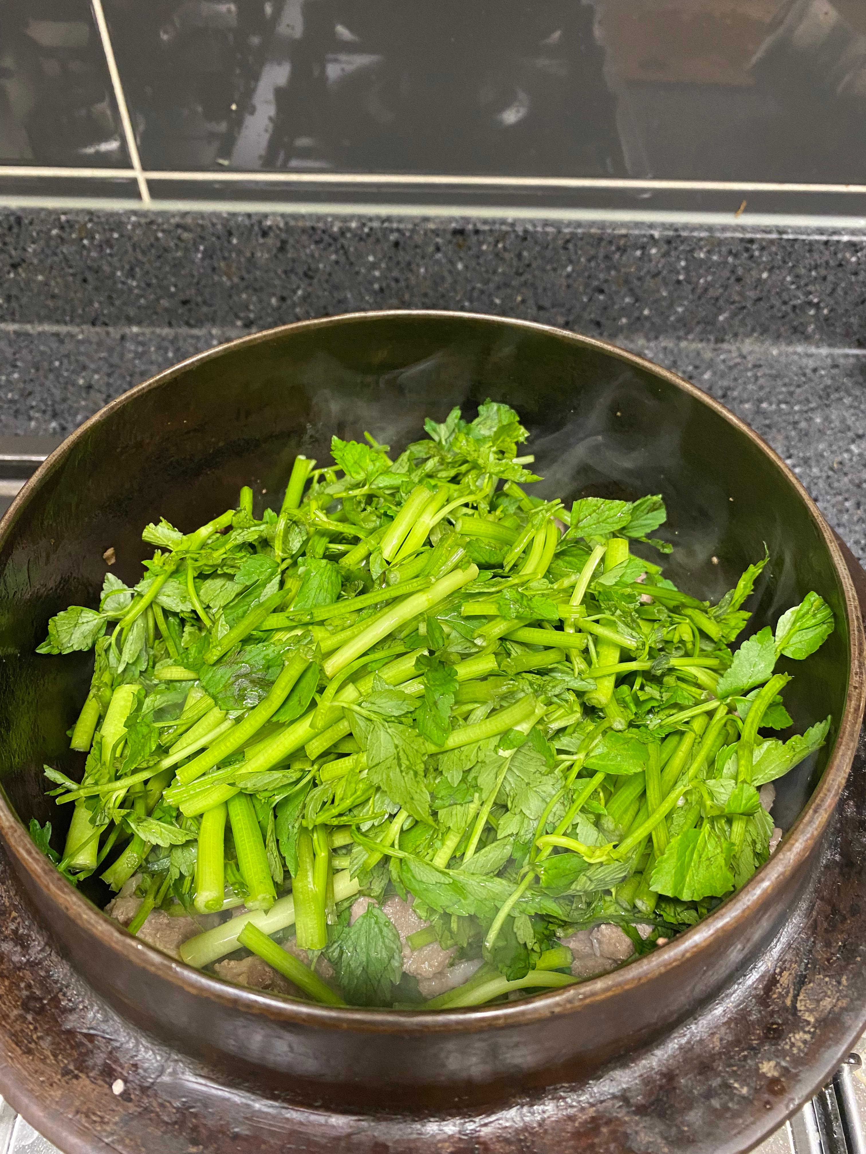 구운 목살에 미나리 올리기