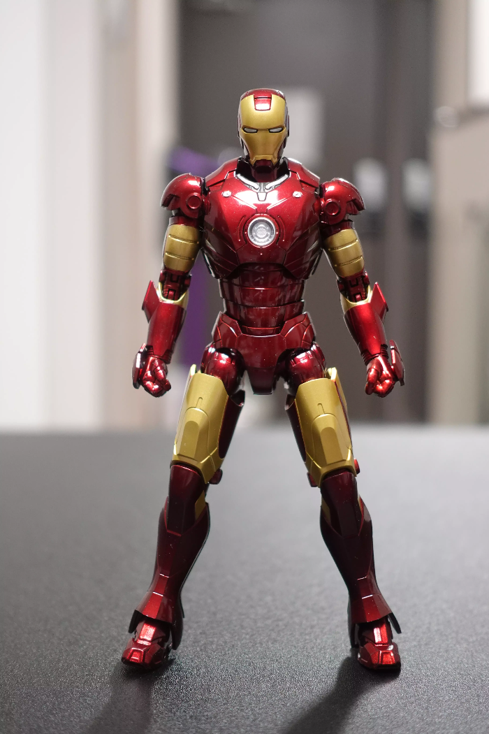 천장조명으로-촬영한-아이언맨-피규어-사진