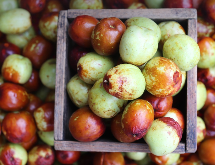 나무 상자에 대추가 담겨 있다