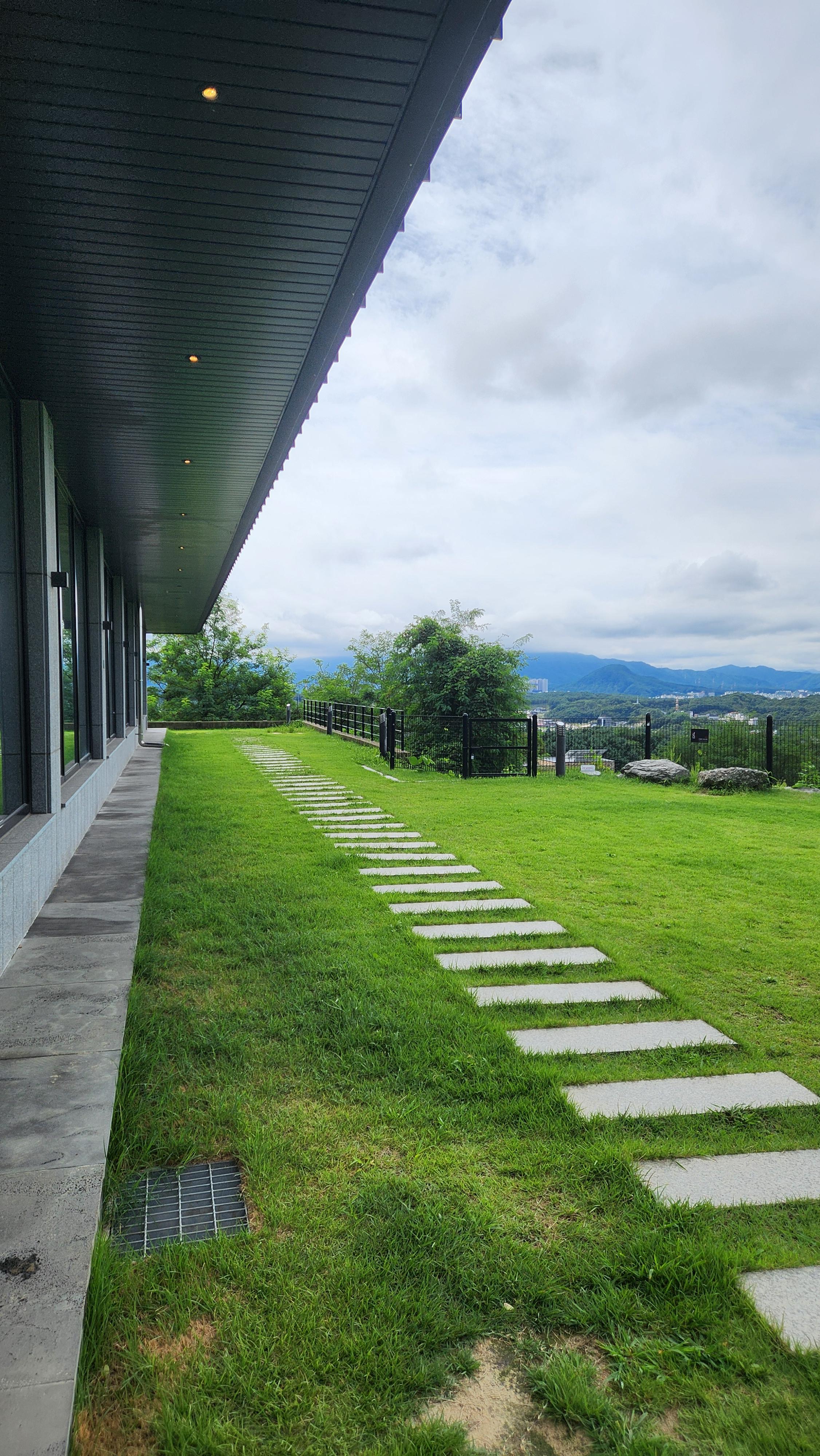 스타벅스 춘천 구봉산 1층 잔디밭