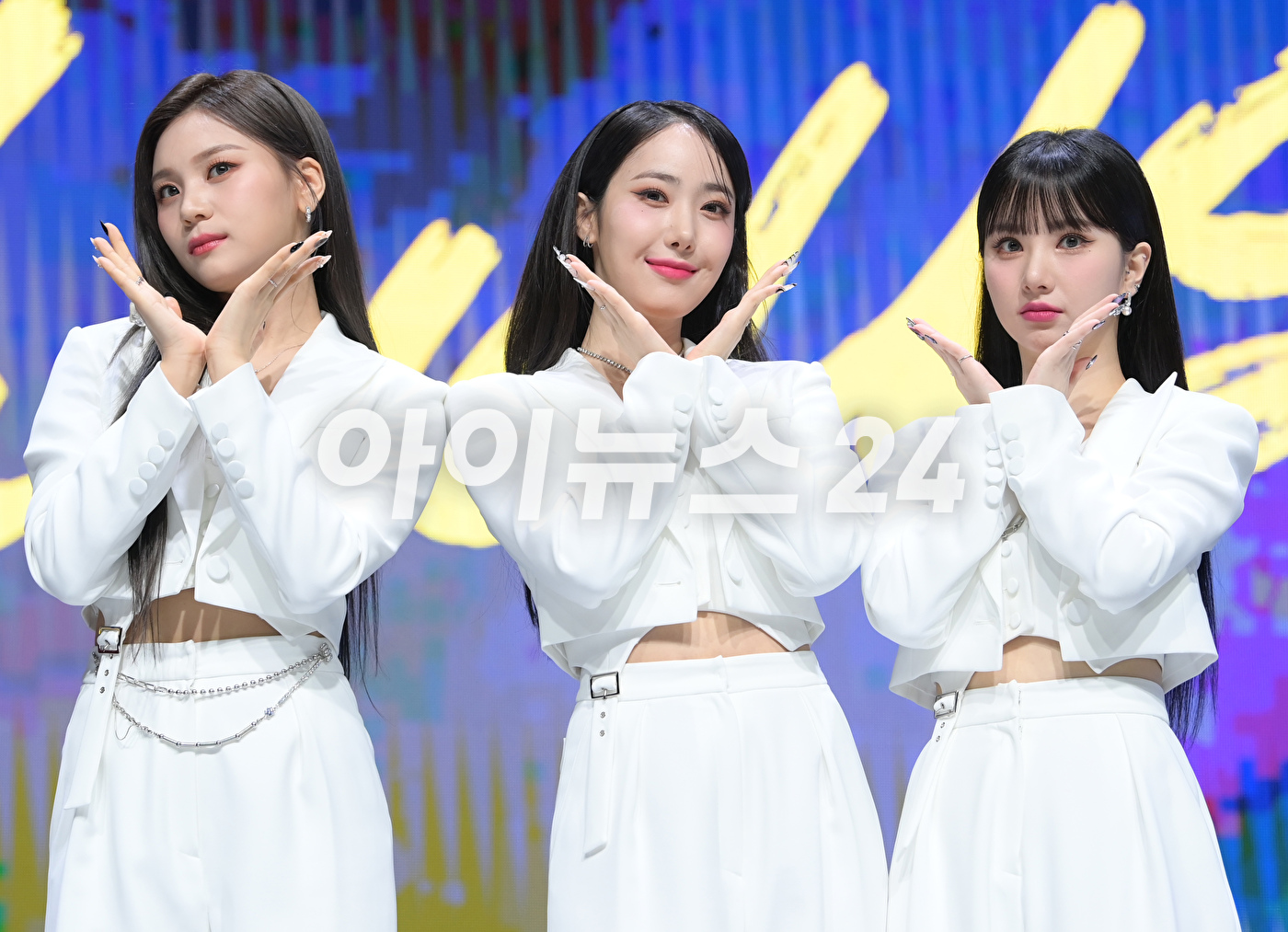 그룹 비비지가 31일 오후 서울 광진구 예스24라이브홀에서 진행된 비비지(VIVIZ) 세 번째 미니앨범 '베리어스(VarioUS)' 발매 기념 쇼케이스에 참석해 타이틀곡 '풀업' 무대를 선보이고 있다. [사진=정소희 기자]