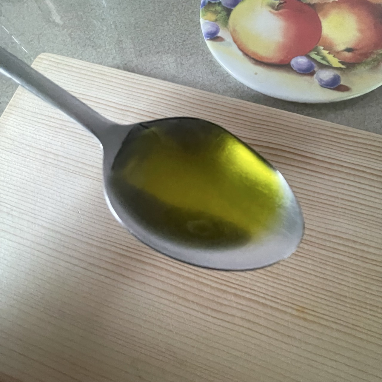 Oro Bailen organic olive oil on spoon color and texture, 맑은 황금빛 초록 기운 좋은 오일