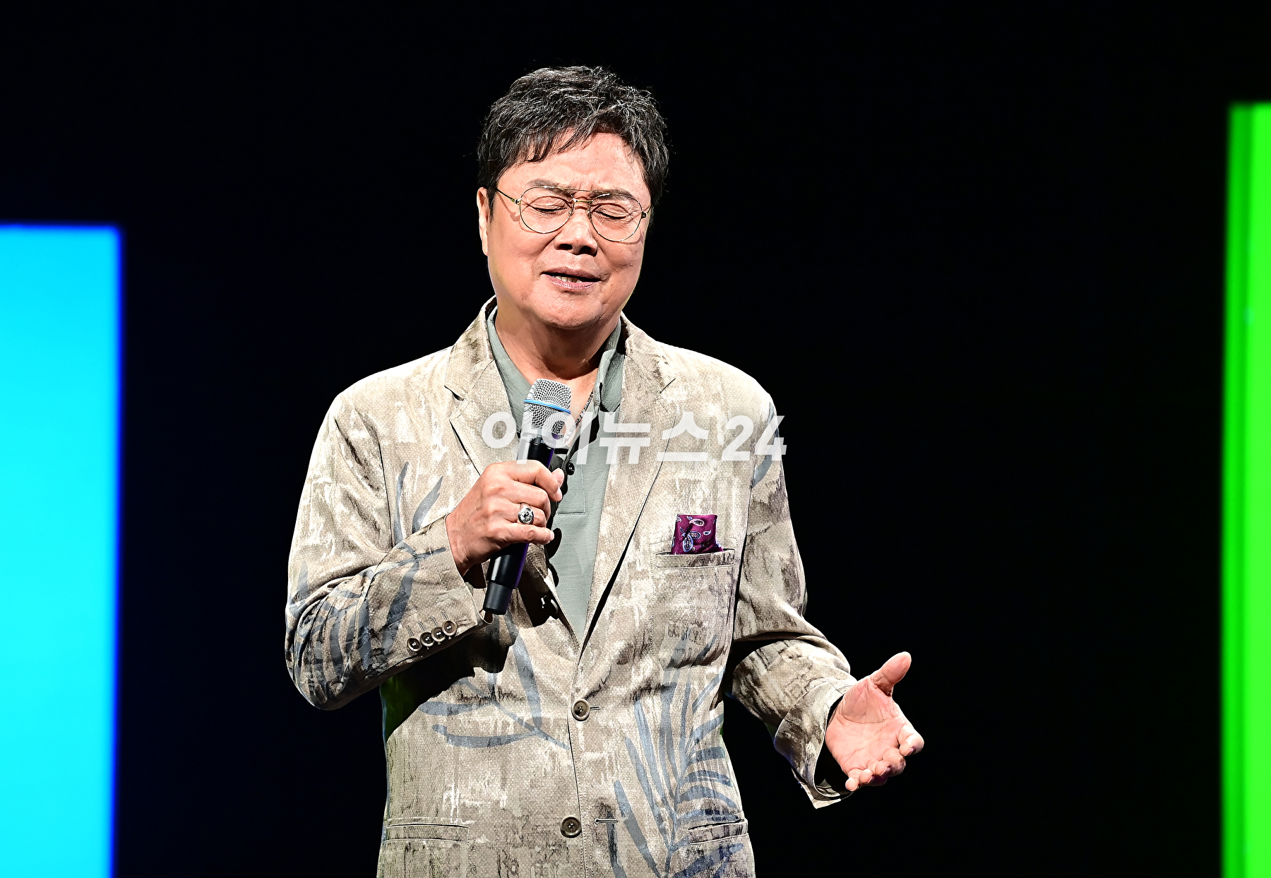 가수 남진이 13일 오후 서울 마포구 YTN홀에서 열린 신곡 쇼케이스에서 기념촬영을 하고 있다. [사진=곽영래 기자]