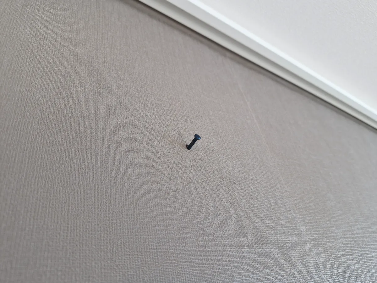 벽에-못이-박혀져-있는-모습