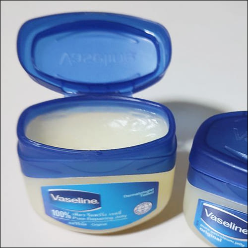 바세린 뚜껑을 연 모습