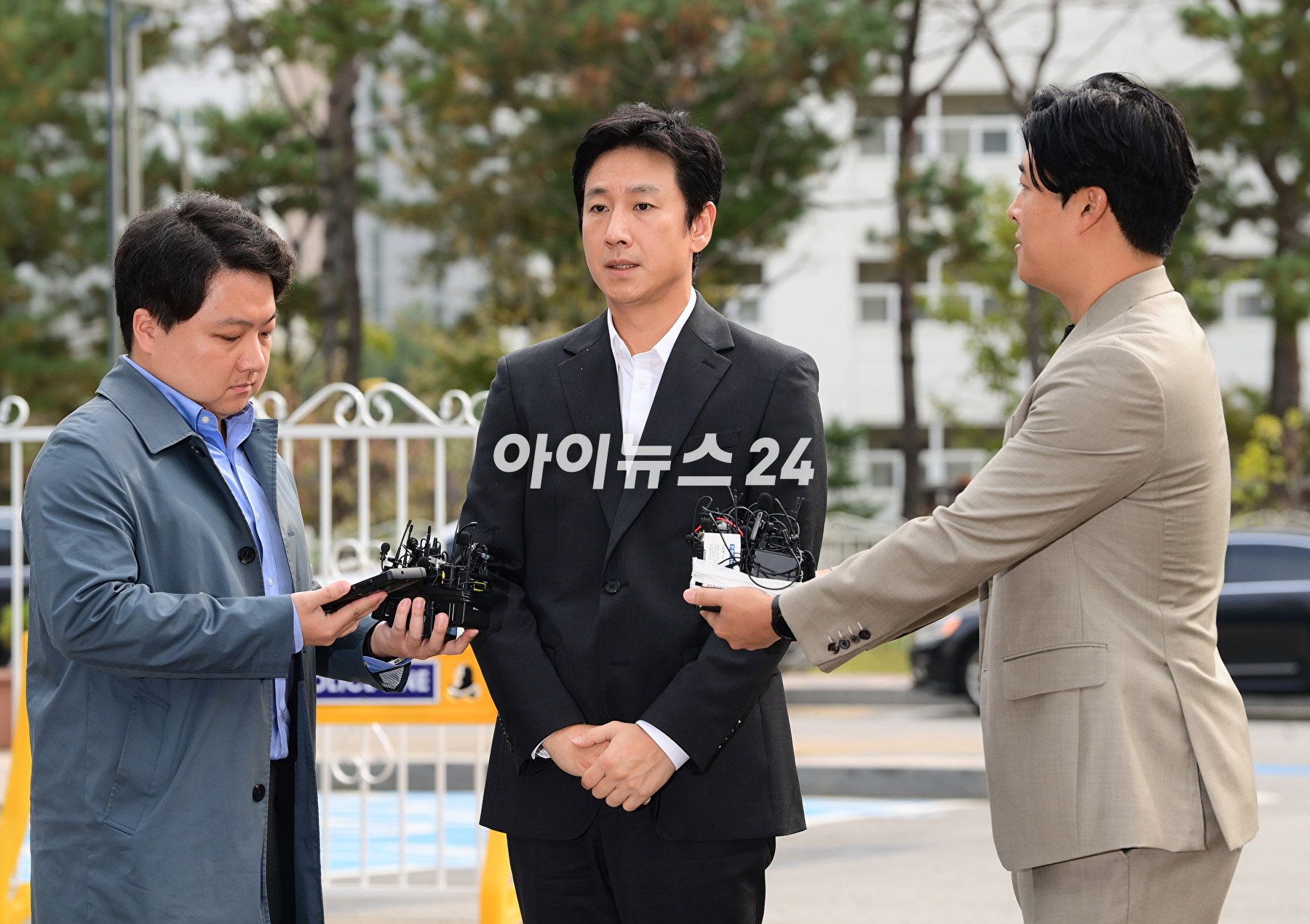 마약 투약혐의로 입건된 배우 이선균이 4일 오후 인천 남동구 인천논현경찰서로 출석하고 있다. [사진=정소희 기자]