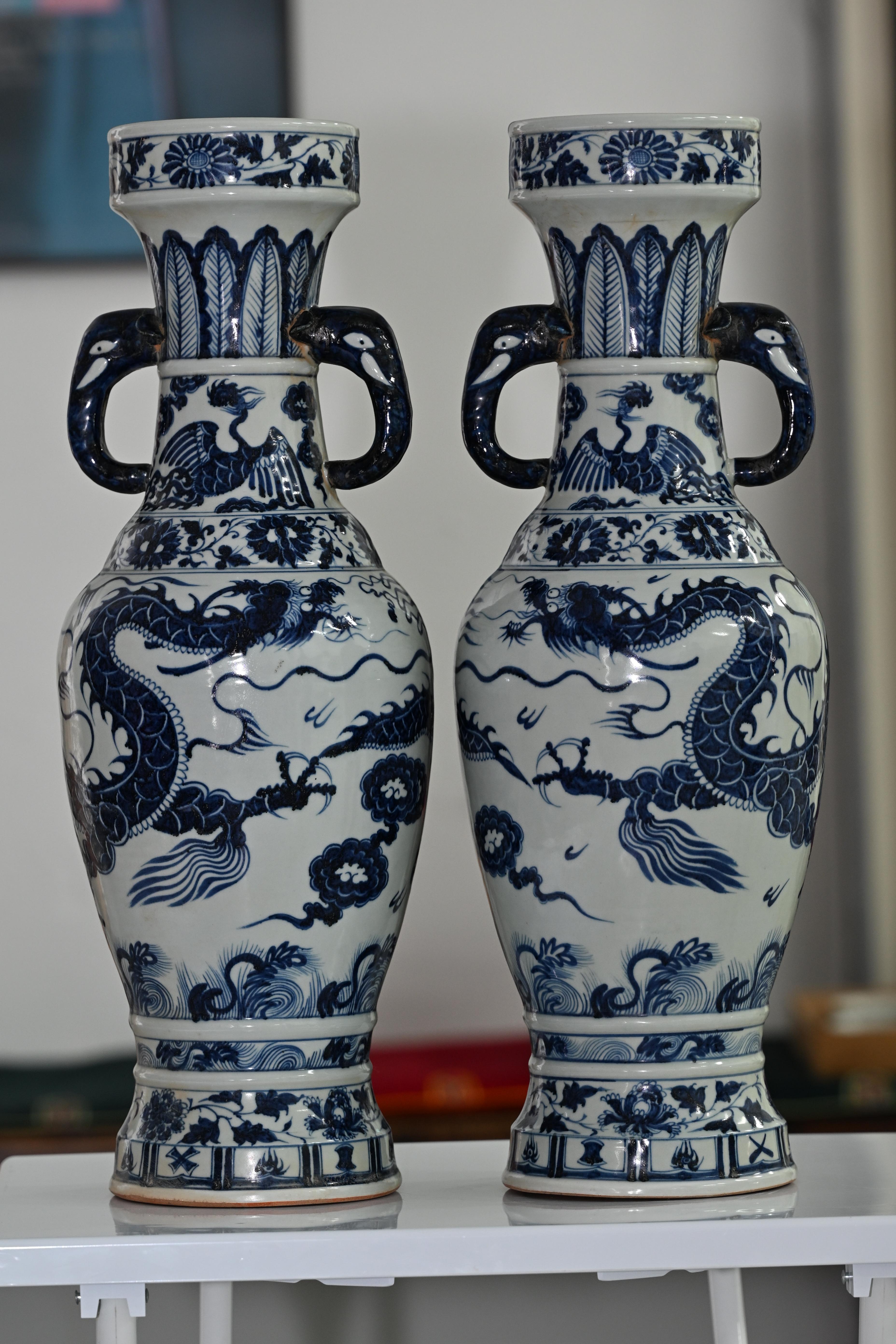 * 작품명 : 청화백자 용문 항아리 ( 한 쌍 )
* 시대 : 원대 (Yuan Dynasty)
* 재료 : 도자기
* 크기 : 높이 60cm, 입구 지름 13.6cm, 바닥 지름 16.8cm