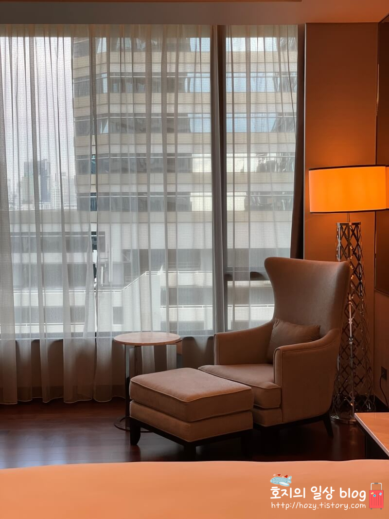 방콕 신돈켐핀스키 그랜드 이그제큐티브 스위트룸 침실1 소파