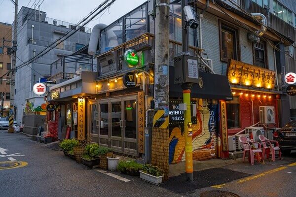  용리단길의 골목길과 베트남음식 효뜨-서울 관광재단 출저