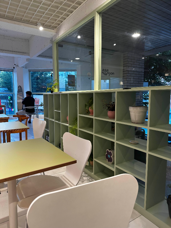 이파리맨션 카페 내부