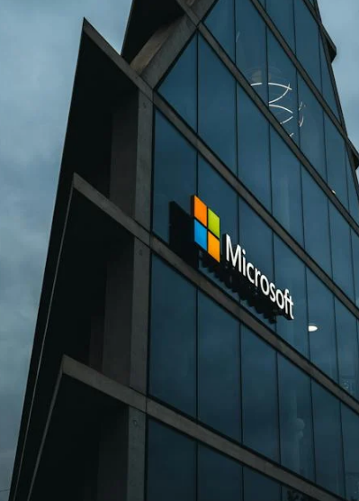 마이크로소프트의 주가는 상당한 성장을 이루어내며, 2024년 현재까지 7% 이상의 급등을 기록했다