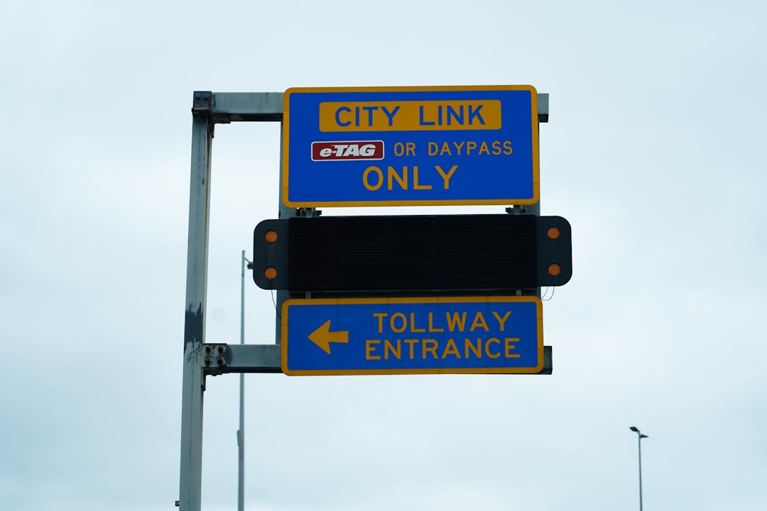 toll (복수형 tolls)