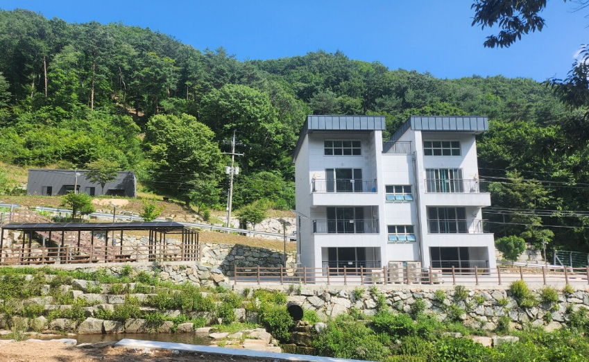 반려견과 함께 숲바람을 맞으며 휴식할 수 있도록 넓은 전용 발코니와 펜스 시설이 완비된 산삼관 숙박동 외관 정면