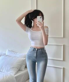 사이-빠져서-거울을-보고있는-여자