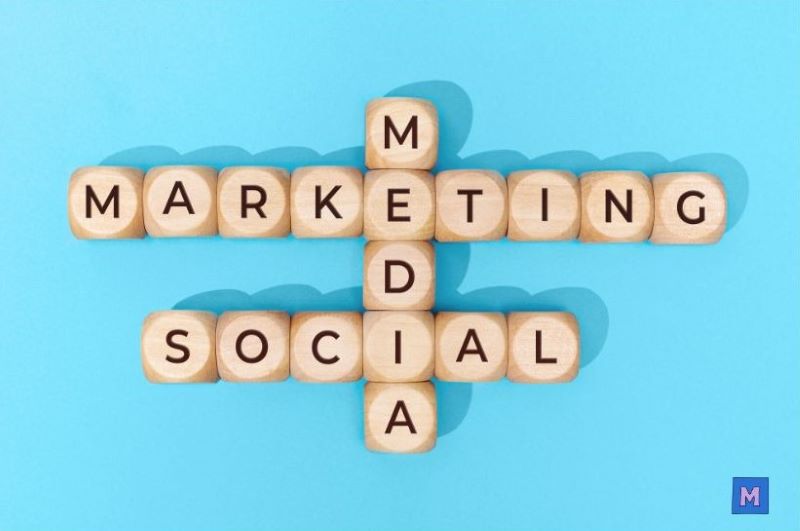 소상공인 SNS 마케팅을 위한 소셜 미디어 마케팅 전략 개념도 - 나무 블록으로 만든 MARKETING, SOCIAL, MEDIA 단어 조합 via canva