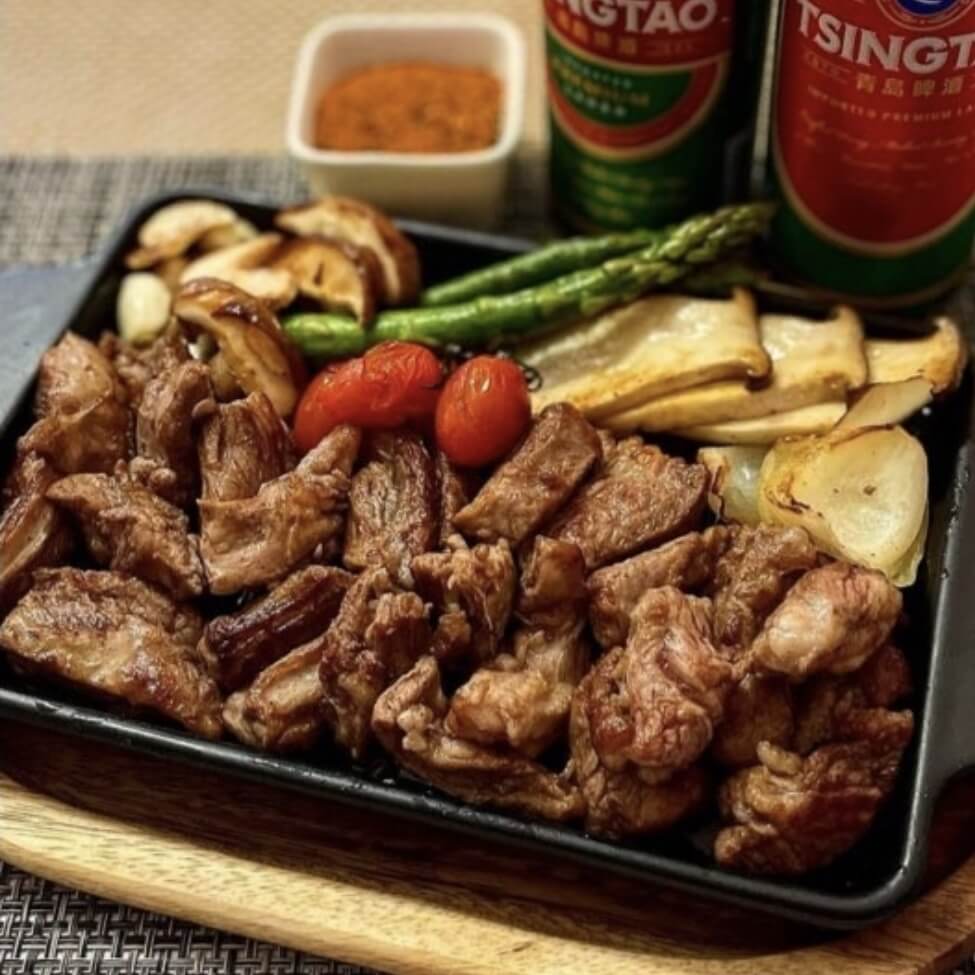 맛있게 익혀있는 소고기가 있다