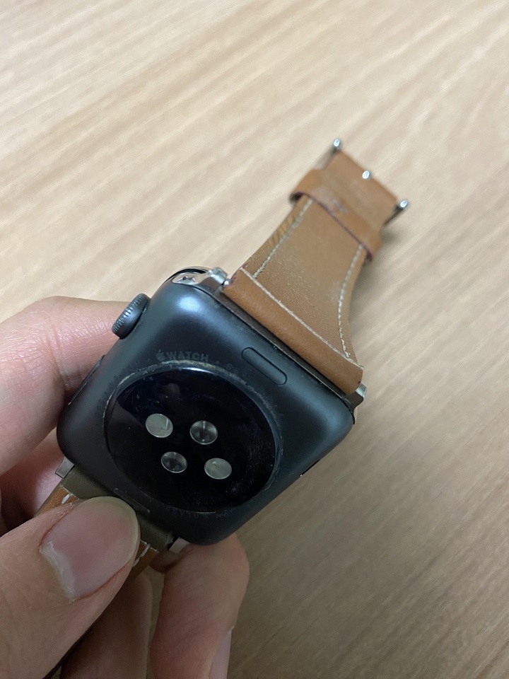 애플워치-교체시-눌러야-되는-뒤쪽-연결-부분