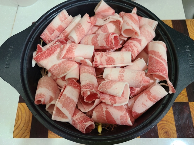 듬뿍 올라간 대패삼겹살