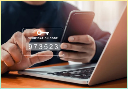 2FA의 예시에 대한 이미지. 열쇠 이미지를 홀로그램 처리하여 OTP를 떠오르게 하는 시각적 사진
