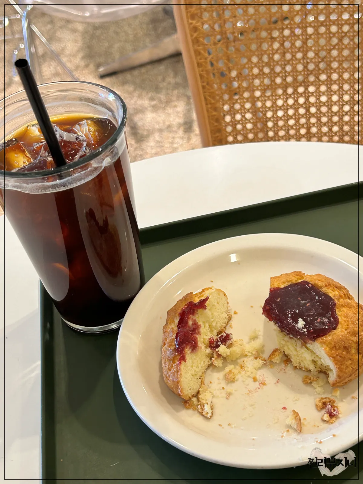 트레이에-놓여저-있는-아이스-아메리카노와-라즈베리잼-스콘