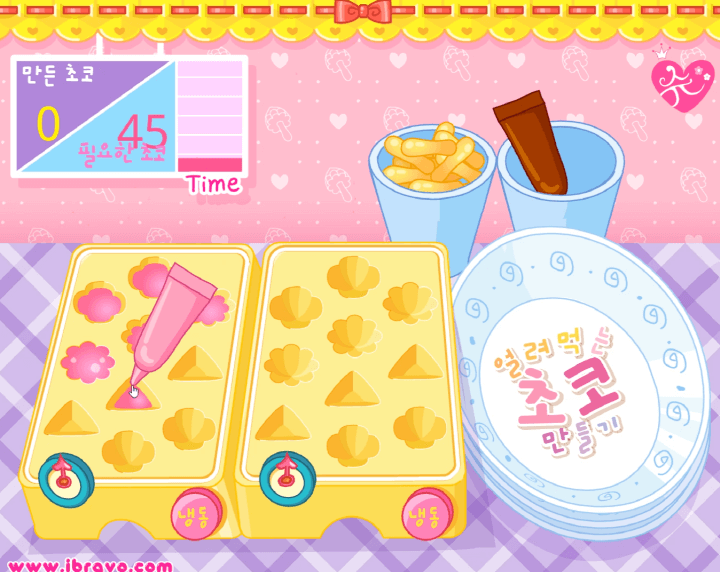 슈의-얼초-얼려먹는-초코-만들기-플래시게임-플레이-얼음틀에-딸기초코를-넣는-화면