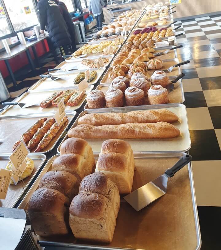 백운당제빵소의-왼쪽에는-유기농밀가루100%로-만든-빵들이-있다-맨앞에는-우유식빵과-바게트와-몽블랑이-있다