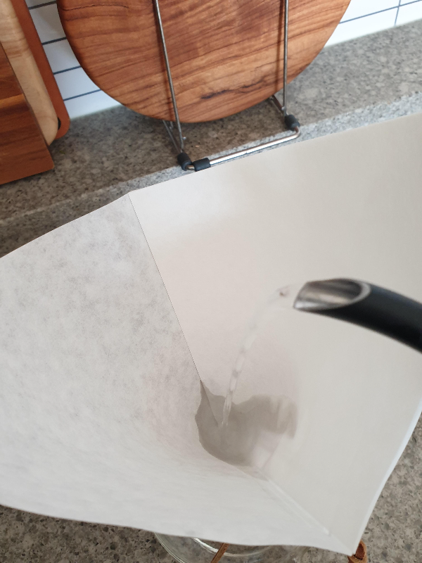 드리퍼에 장착된 필터에 물을 붓는 모습