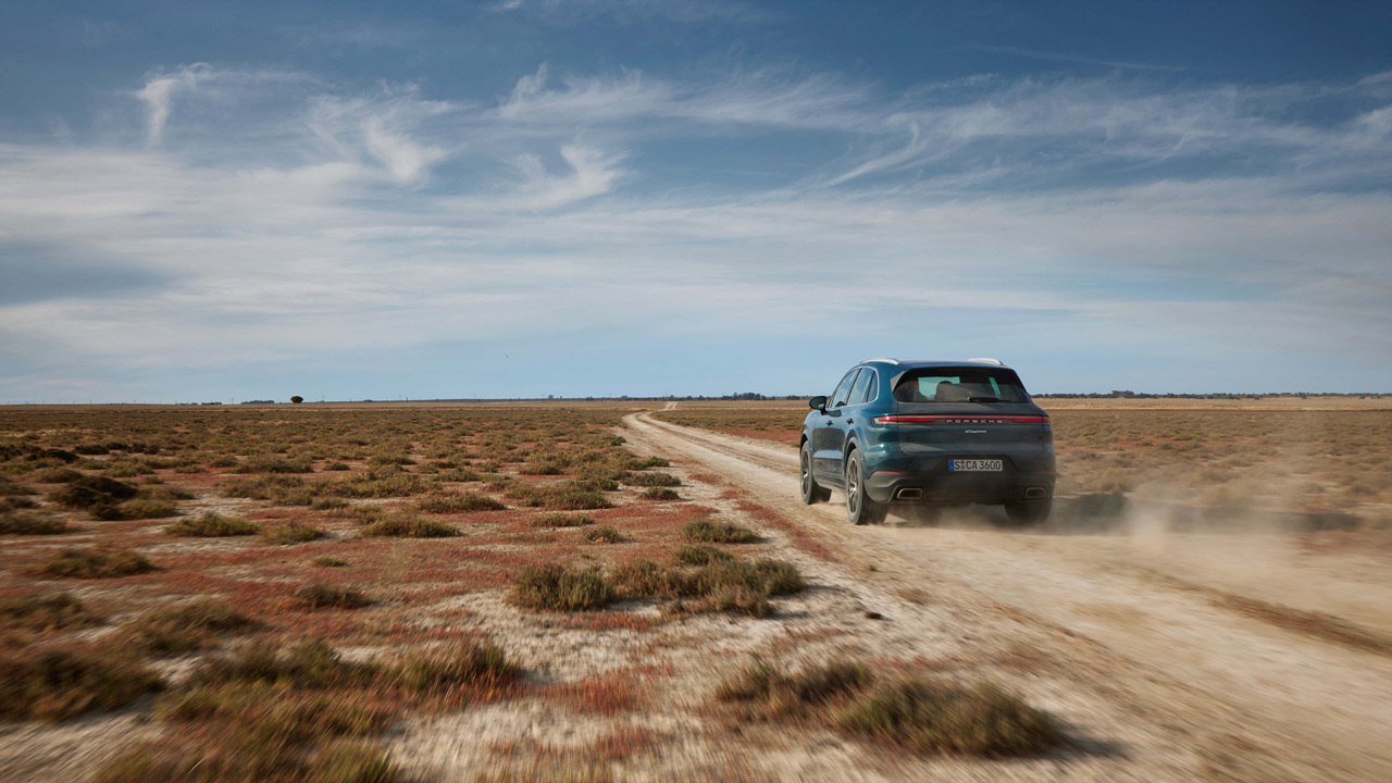 2024년형 포르쉐 카이엔 주행 후측면사진