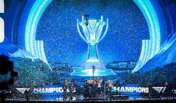 2023 롤드컵에서 우승을 차지하며 V4를 달성한 T1 선수들(제우스, 오너, 페이커, 구마유시, 케리아)