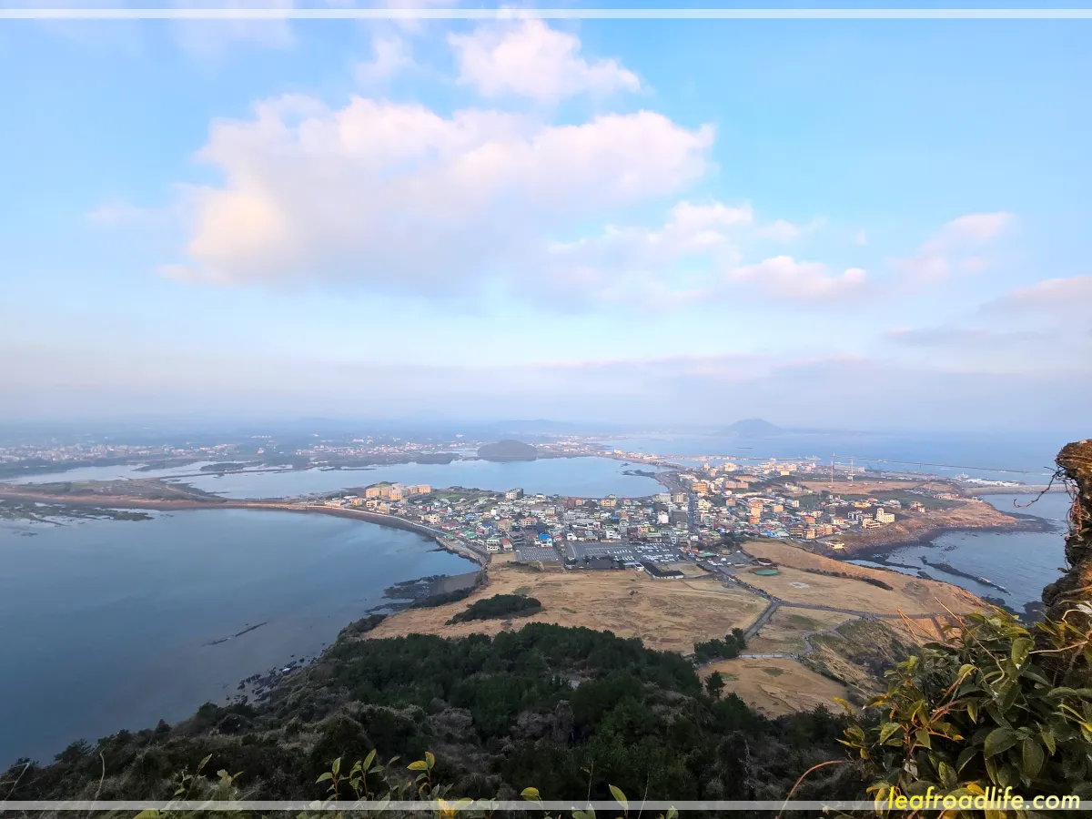 제주-여행-성산일출봉-정상에서-내려본-도시