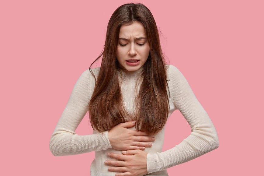생리 증상으로 배가 아픈 여성