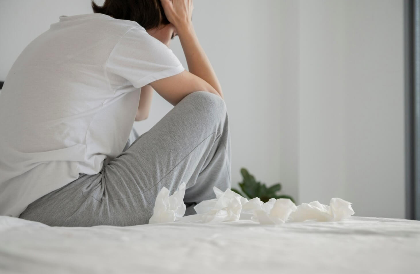 우울한 여성과 휴지들